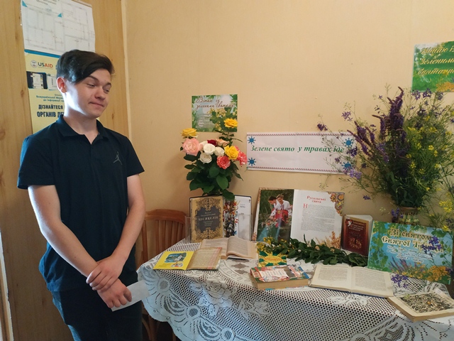 Зелене свято у травах іде |